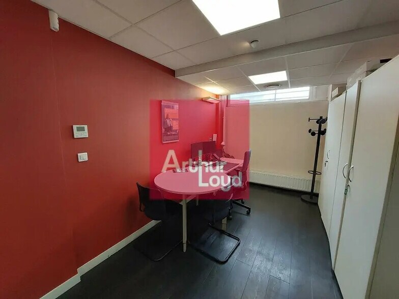 Retail in Clermont-Ferrand for sale - Interior Photo - Image 2 of 4