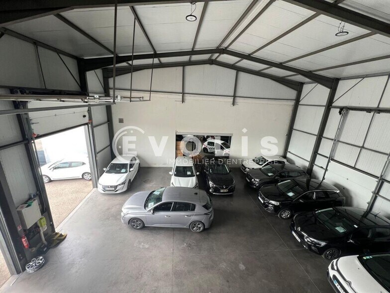 Light Industrial in Genas to rent - Building Photo - Image 3 of 6