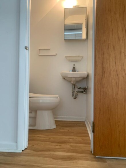 56 Newtown Richboro Rd, Richboro, PA for rent - Interior Photo - Image 3 of 9