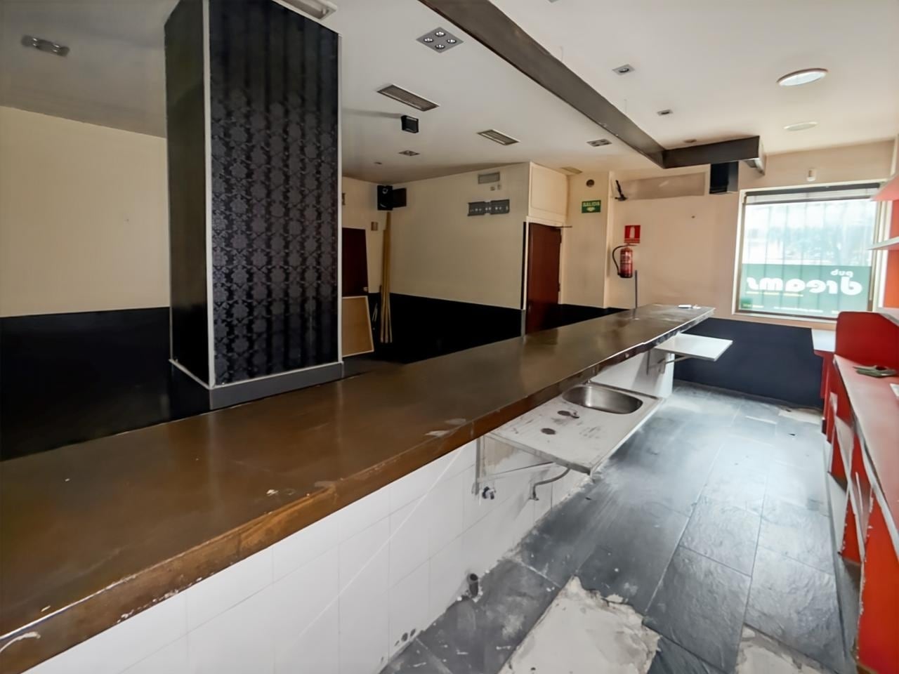 Retail in Madrid, Madrid to rent Interior Photo- Image 1 of 4