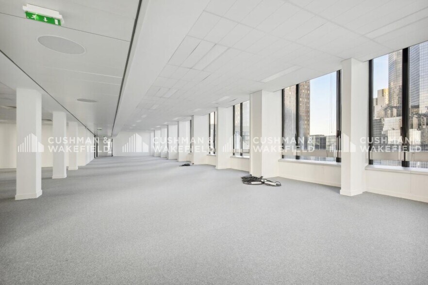 Office in Courbevoie to rent - Interior Photo - Image 2 of 8