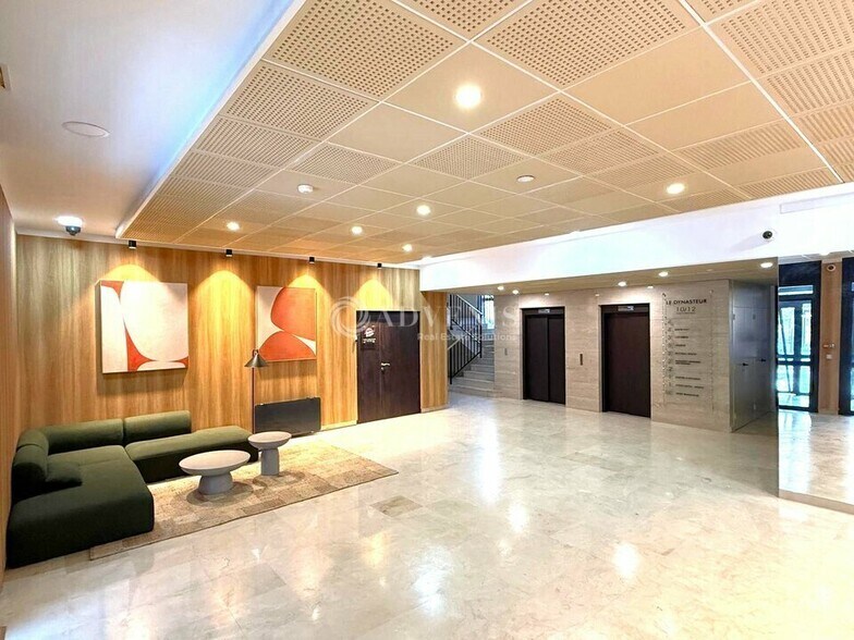 1315 Rue Jeanne Braconnier, Meudon to rent - Lobby - Image 2 of 5