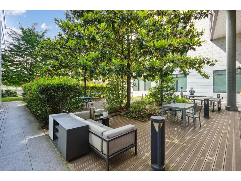 Office in Asnières-sur-Seine to rent - Building Photo - Image 2 of 36