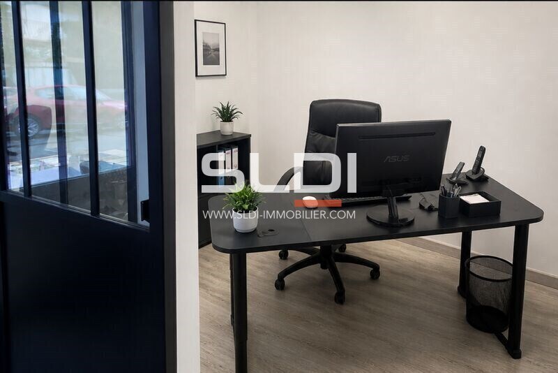 Retail in Villeurbanne to rent - Interior Photo - Image 1 of 7