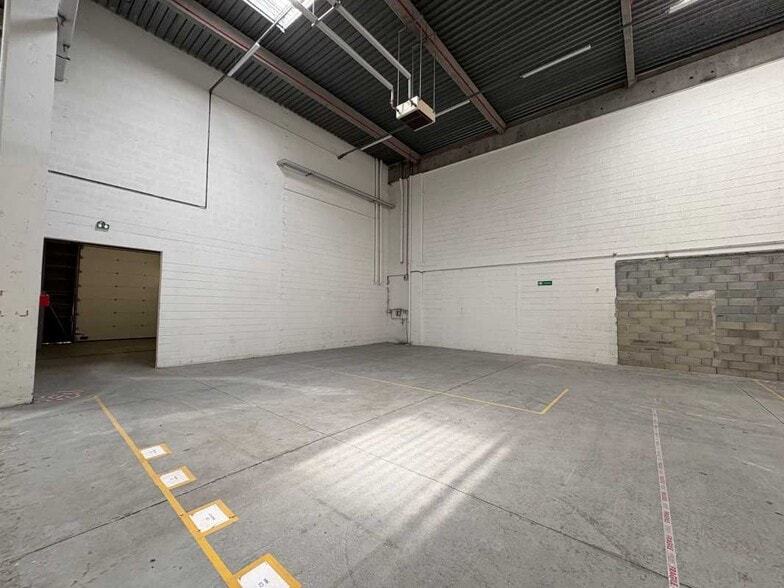 Light Industrial in Saint-Quentin-Fallavier to rent - Interior Photo - Image 2 of 20