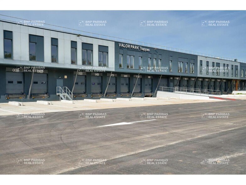 Office in Trappes to rent - Building Photo - Image 1 of 16