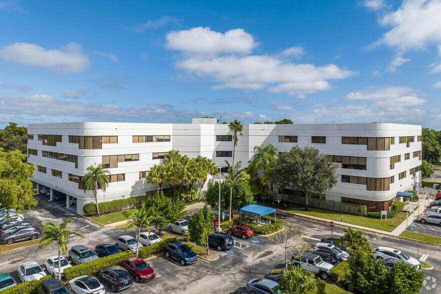 9050 Pines Blvd, Pembroke Pines, FL for rent - Primary Photo - Image 2 of 20