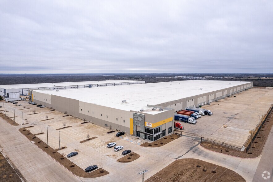 210 Sunridge Blvd, Wilmer, TX to rent - Aerial - Image 2 of 4