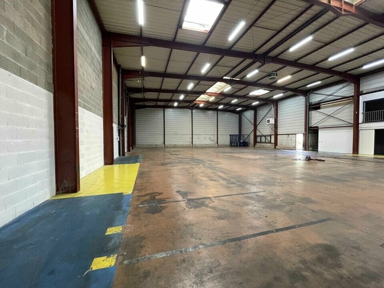 Light Industrial in Corbas to rent - Interior Photo - Image 2 of 12