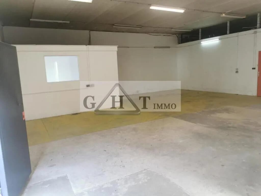 Location Entrepôt 145 m² - Photo 1
