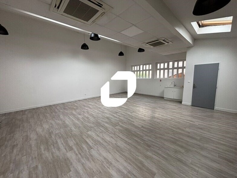 Office in Villeurbanne to rent - Building Photo - Image 1 of 11