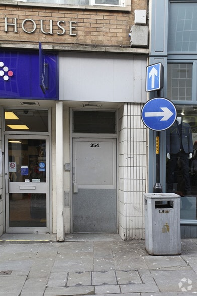 254 High St, Lincoln to rent - Building Photo - Image 2 of 5