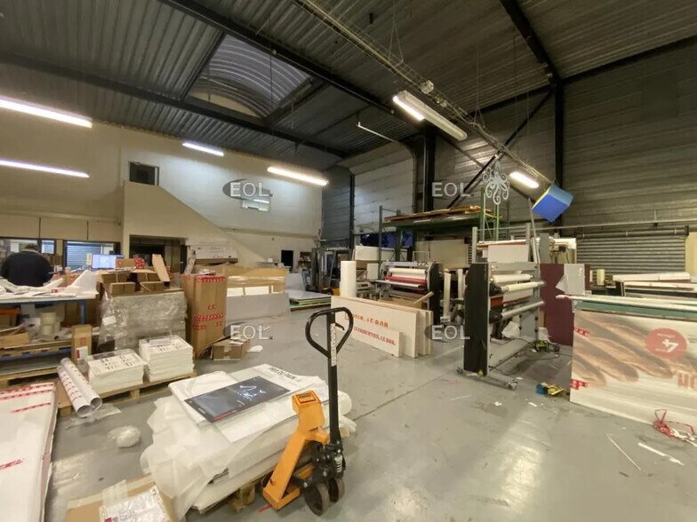 Light Industrial in Les Ulis to rent - Interior Photo - Image 1 of 8
