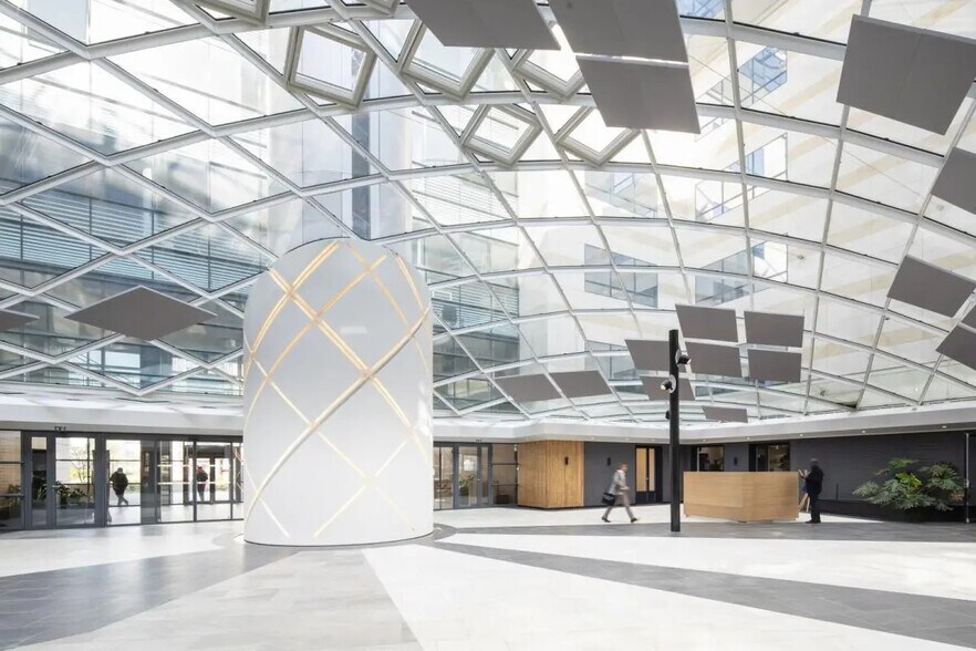 7/9 Avenue Morane Saulnier, Vélizy-Villacoublay to rent - Building Photo - Image 2 of 12