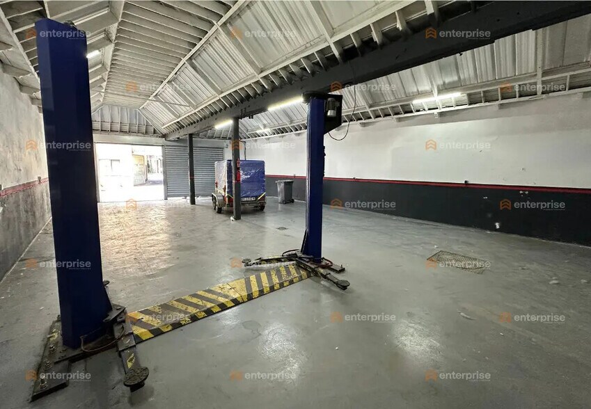 Light Industrial in Roubaix to rent - Interior Photo - Image 3 of 4