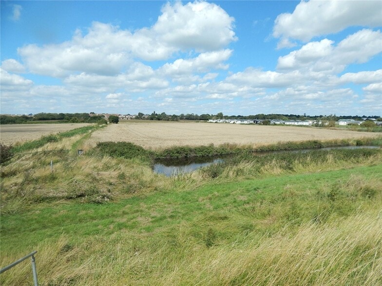 Low Road, Dovercourt Bay, Harwich for sale - Primary Photo - Image 1 of 4