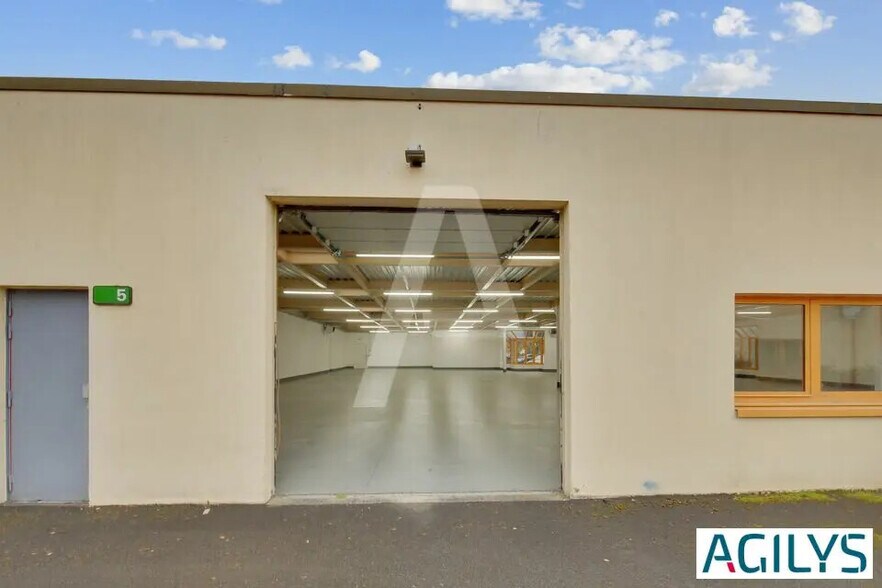 Light Industrial in Croissy-Beaubourg to rent - Building Photo - Image 3 of 5