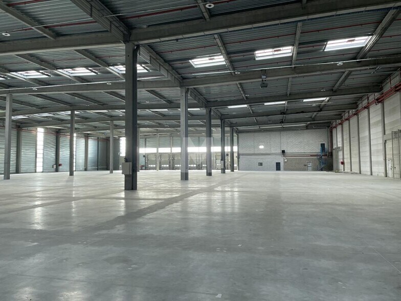 Industrial in Lieusaint to rent - Interior Photo - Image 1 of 7