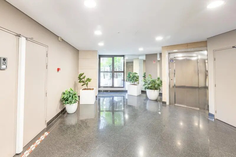6 Boulevard Bineau, Levallois-Perret to rent - Lobby - Image 2 of 9