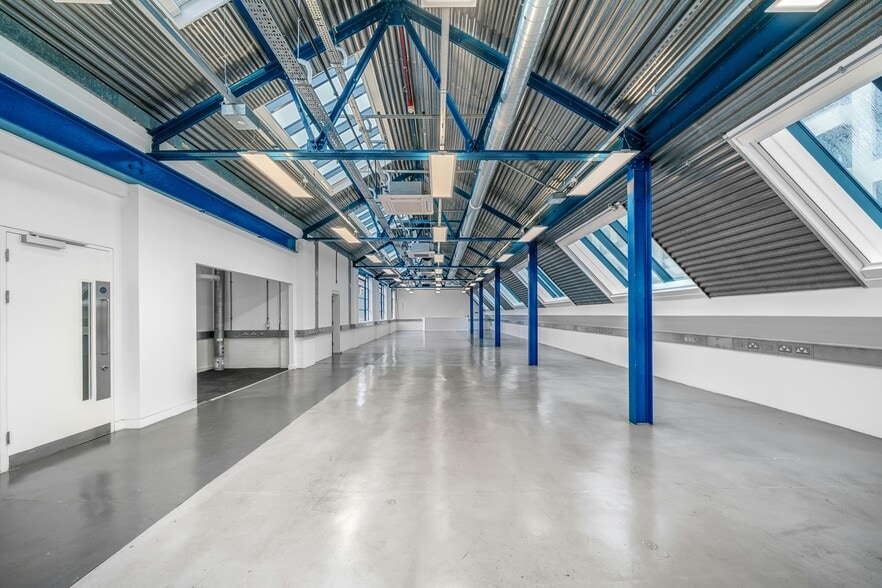 17-17A Newman St, London to rent - Interior Photo - Image 3 of 11