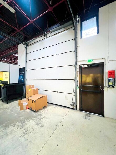 Light Industrial in Montigny-le-Bretonneux to rent - Interior Photo - Image 3 of 16