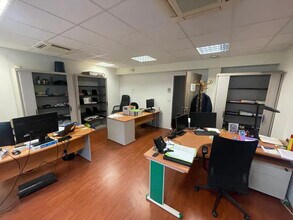 Retail in Cergy to rent Interior Photo- Image 2 of 14