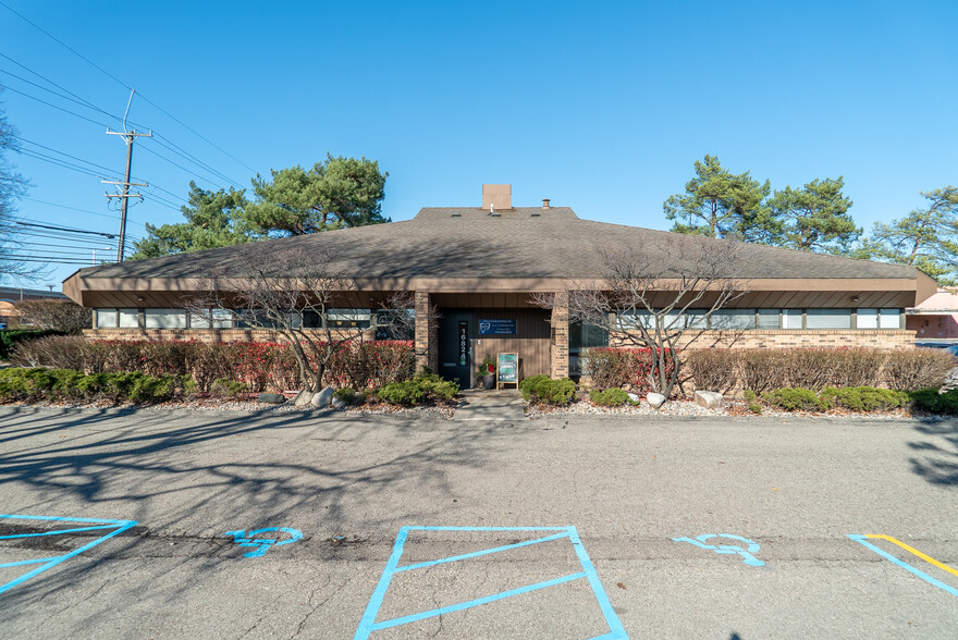 16826-16824 Newburgh Rd, Livonia, MI for rent - Building Photo - Image 2 of 8