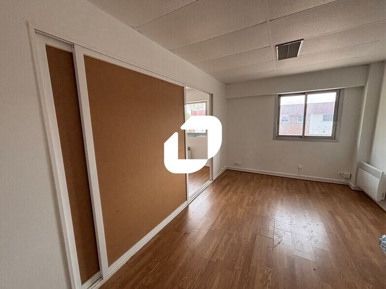 Light Industrial in Lisses to rent - Interior Photo - Image 2 of 7