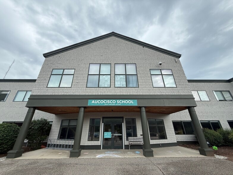 2 Stonewood Dr, Freeport, ME to rent - Building Photo - Image 2 of 9