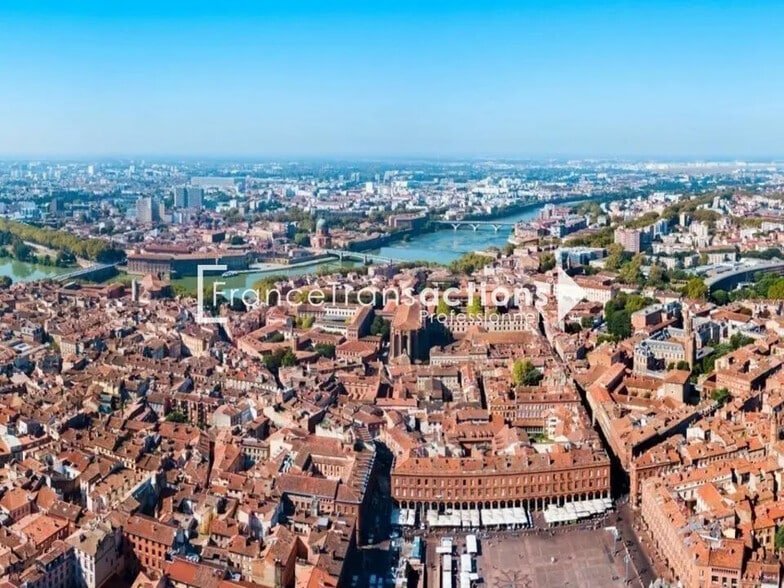 Retail in Toulouse to rent - Aerial - Image 3 of 7