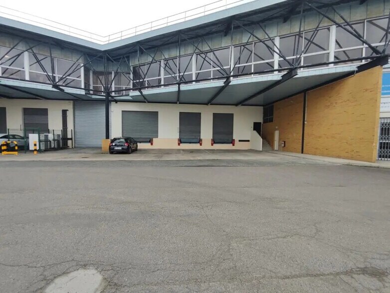 Light Industrial in Morangis to rent - Building Photo - Image 1 of 13