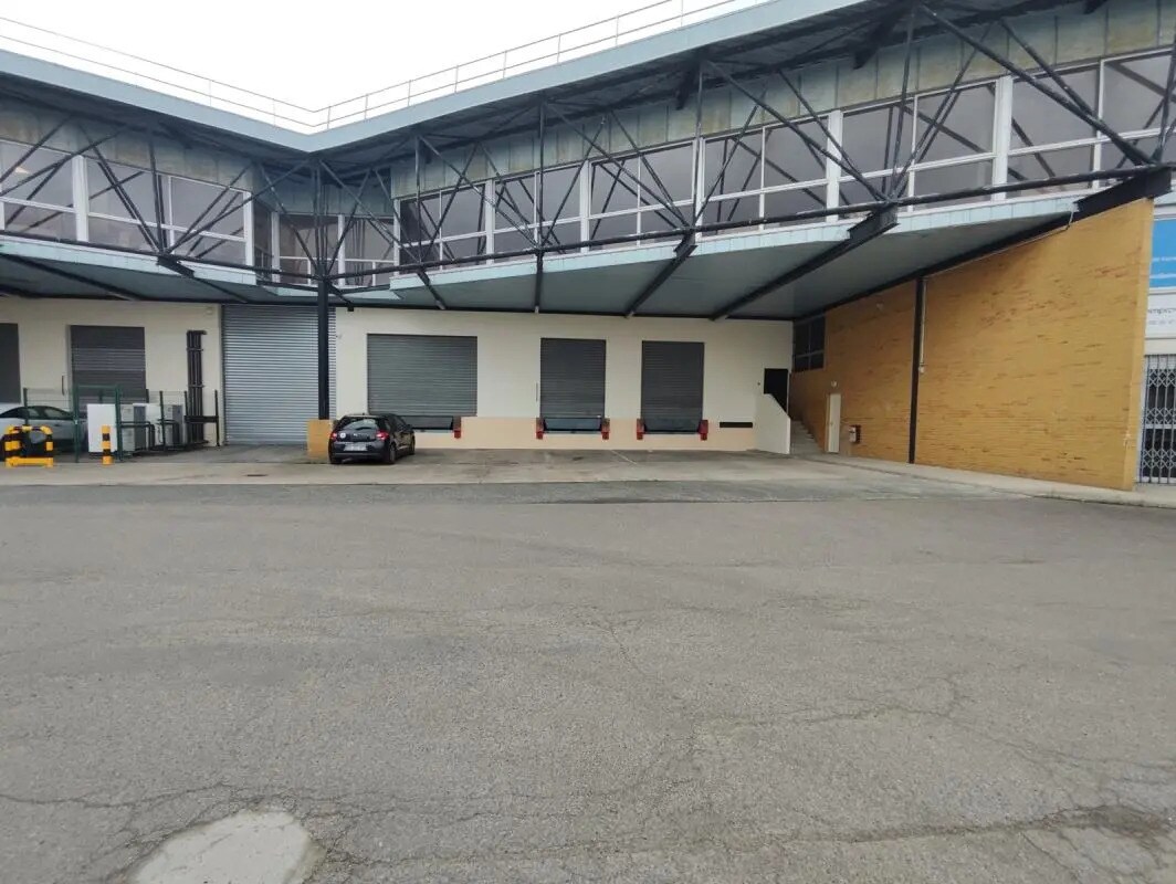 Light Industrial in Morangis to rent Building Photo- Image 1 of 14
