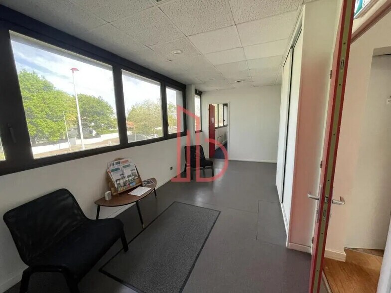Office in Mérignac to rent - Interior Photo - Image 2 of 6