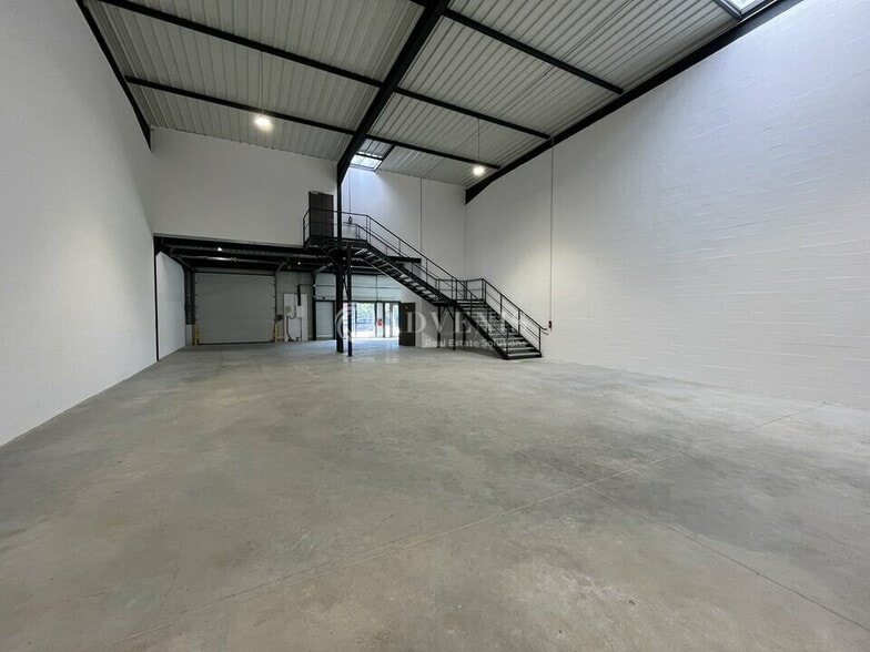 Light Industrial in Le Thillay to rent - Building Photo - Image 3 of 7