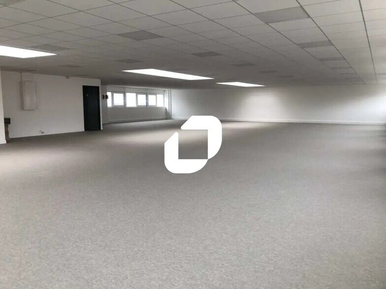 Light Industrial in Saint-Denis to rent - Building Photo - Image 3 of 21