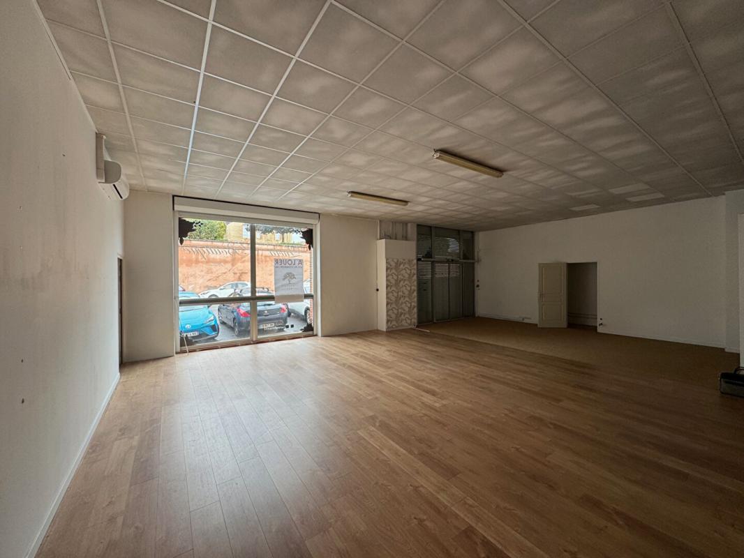 Retail in L'ISLE-JOURDAIN to rent Building Photo- Image 1 of 6