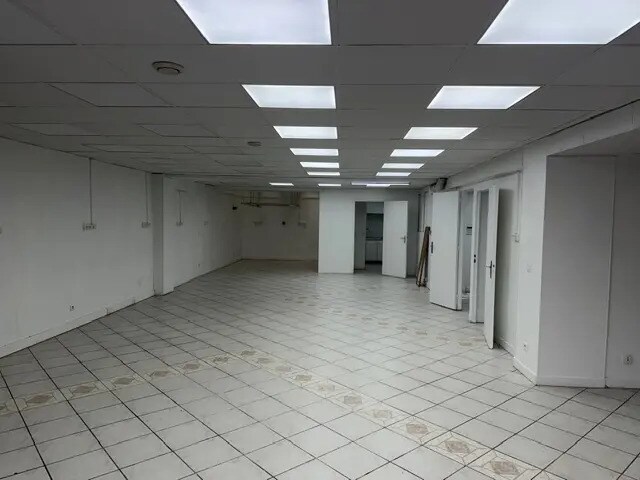 Retail in Paris to rent Interior Photo- Image 1 of 4