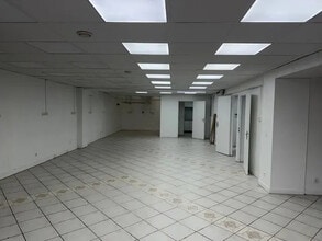 Retail in Paris to rent Interior Photo- Image 1 of 3