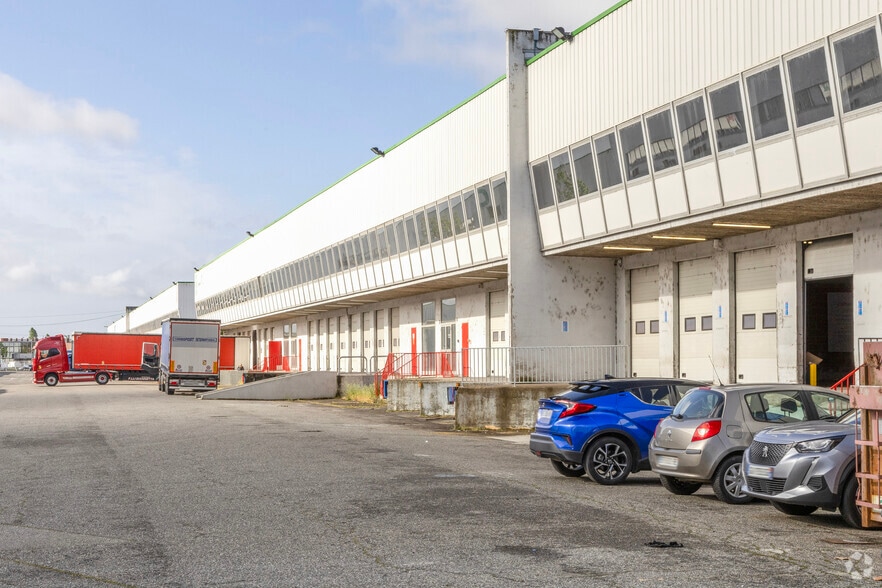 Industrial in Toulouse to rent - Building Photo - Image 2 of 2