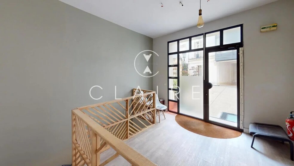 Retail in Paris for sale - Interior Photo - Image 1 of 10