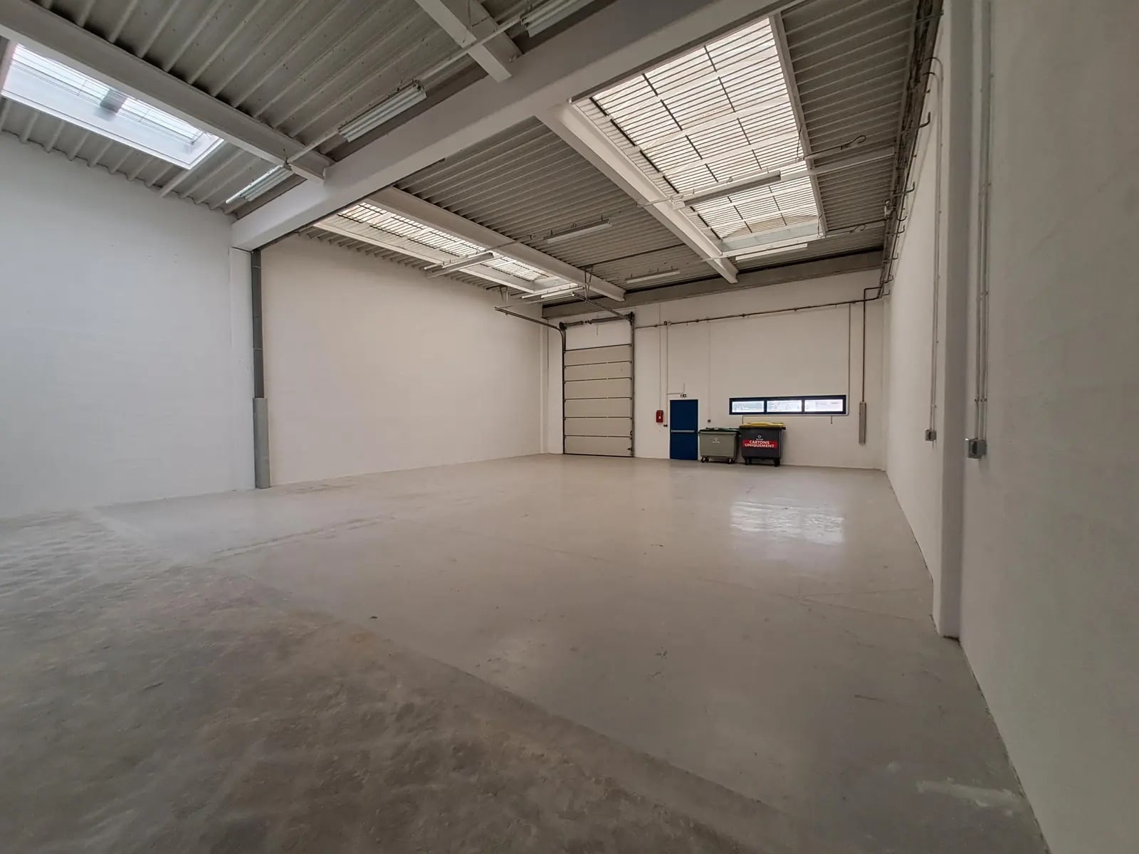 Light Industrial in Lieusaint to rent Building Photo- Image 1 of 8