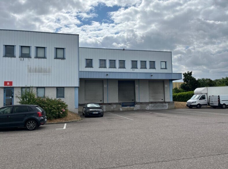 20 Rue Calmette, Genas to rent - Building Photo - Image 2 of 11