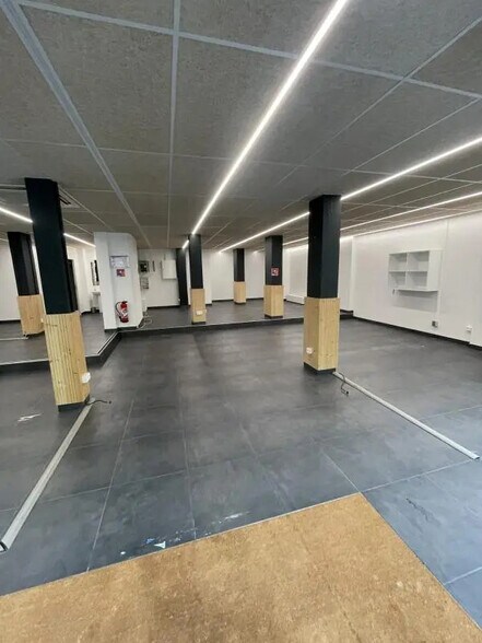 Retail in Boulogne-Billancourt to rent - Interior Photo - Image 3 of 8