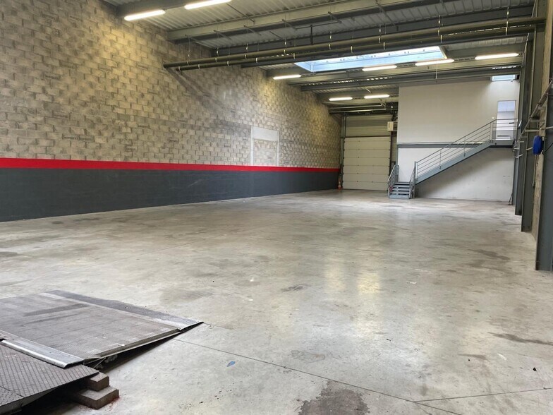Light Industrial in Chambly to rent - Interior Photo - Image 3 of 8