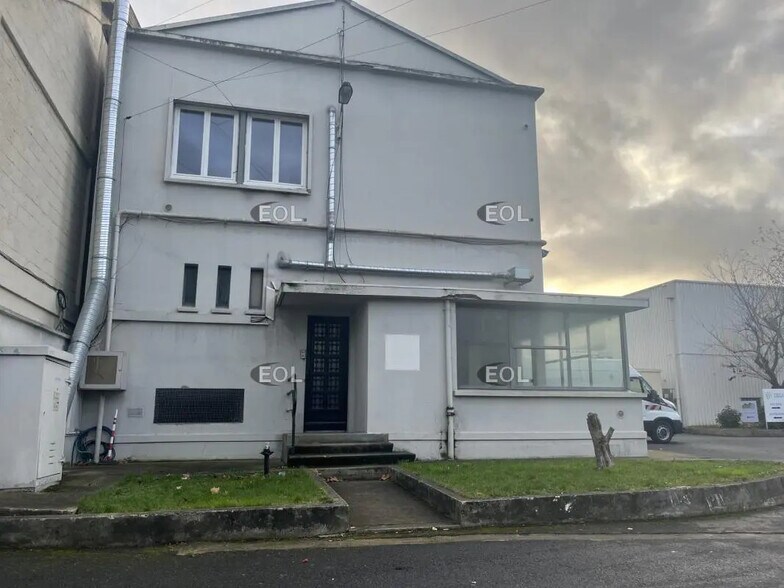 Light Industrial in L'ILE-SAINT-DENIS to rent - Primary Photo - Image 2 of 5