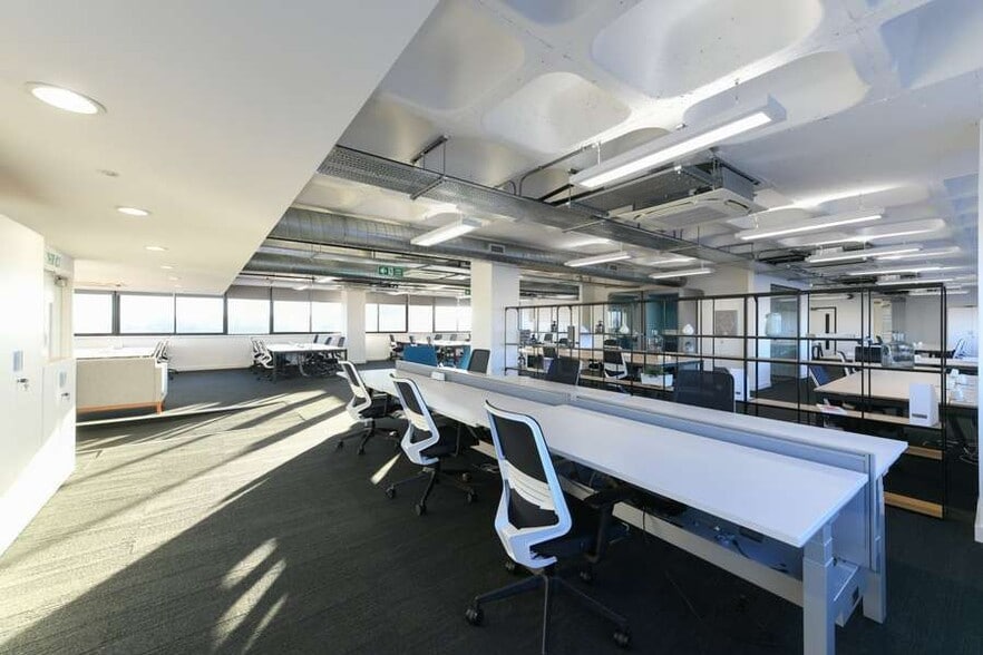 1 Station Sq, Bracknell for sale - Building Photo - Image 2 of 8