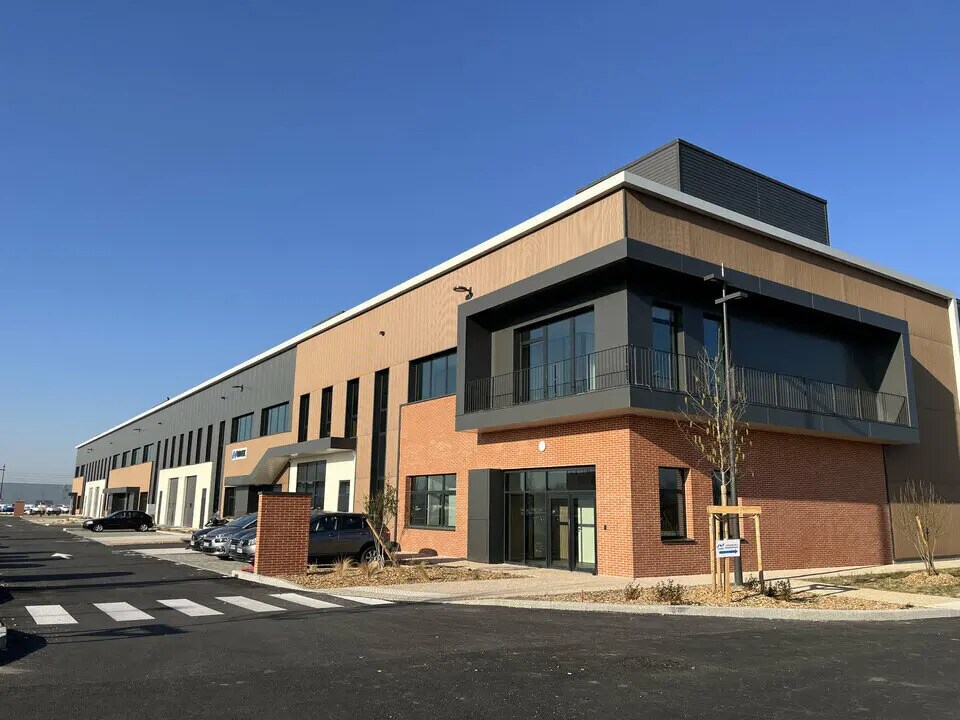 Light Industrial in Saint-Priest to rent Building Photo- Image 1 of 16