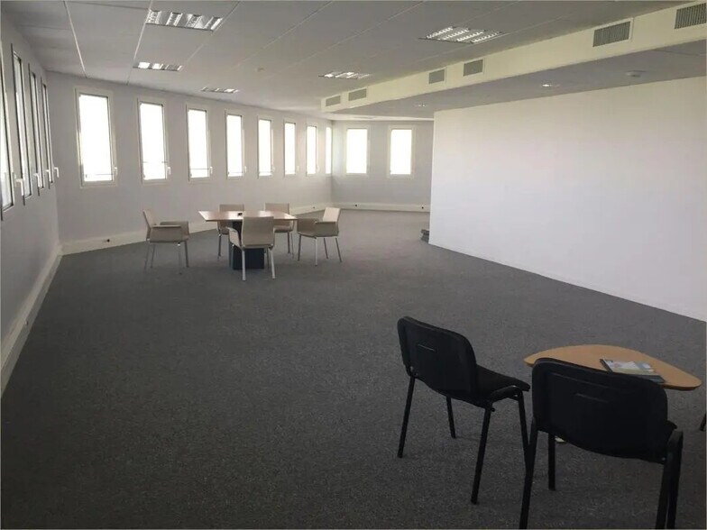 4 Rue Jean Giono, Balma to rent - Building Photo - Image 2 of 11