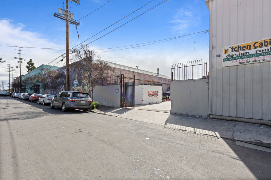 326-330 W 58th St, Los Angeles, CA for rent - Building Photo - Image 2 of 9