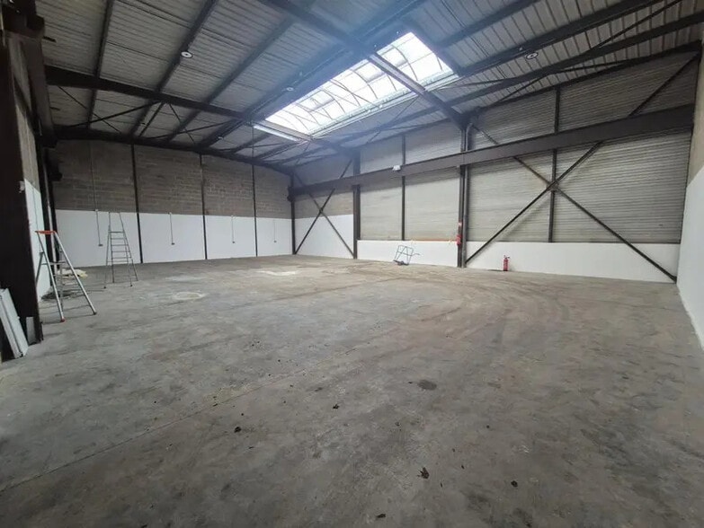 Industrial in Le Thillay to rent - Interior Photo - Image 2 of 7
